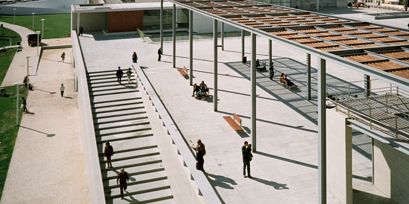 Praça de Liberdade e Zona Comercial Adjacente