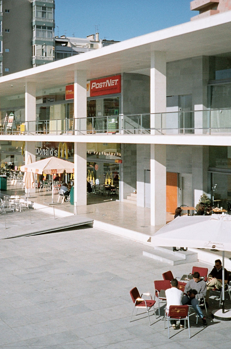 Praça de Liberdade e Zona Comercial Adjacente